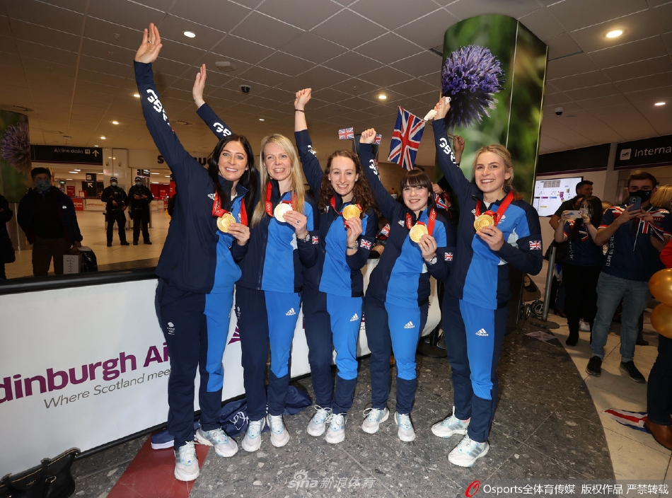 英国冰壶队载誉回国展示奖牌