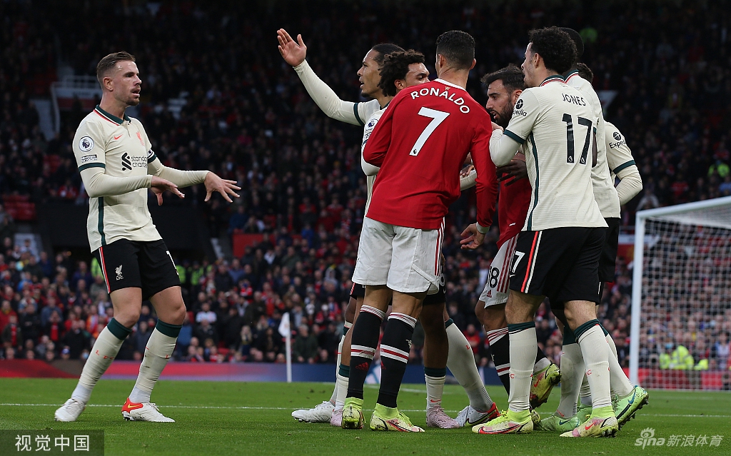 失去理智!C罗三脚踢人泄愤吃黄牌