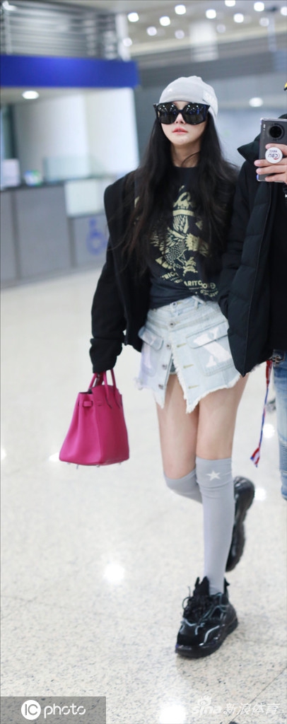 拳王美妻冉莹颖大冷天穿超短裙露美腿