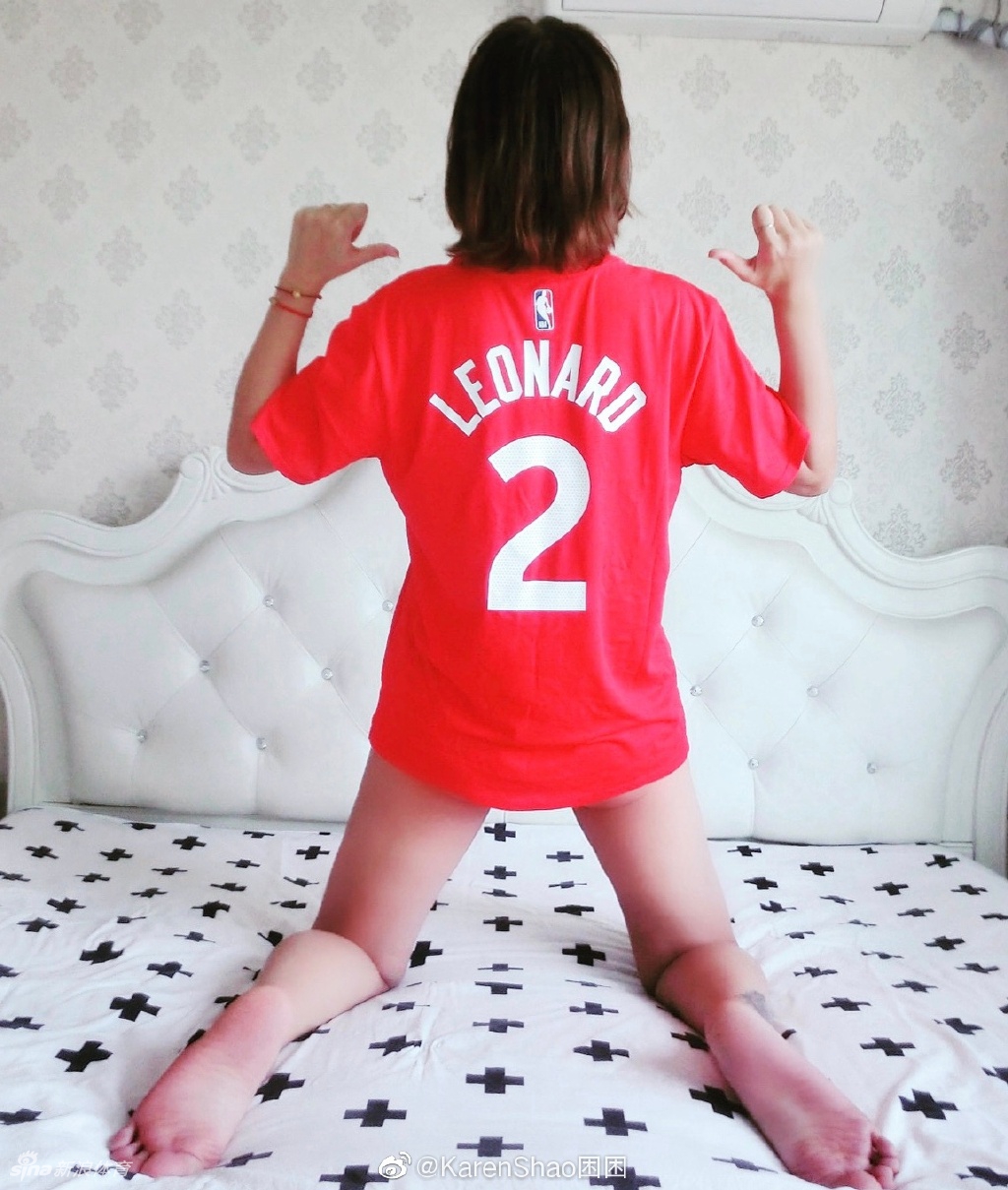 卡哇伊女球迷长腿令人瞩目 在高跟与球鞋间切换