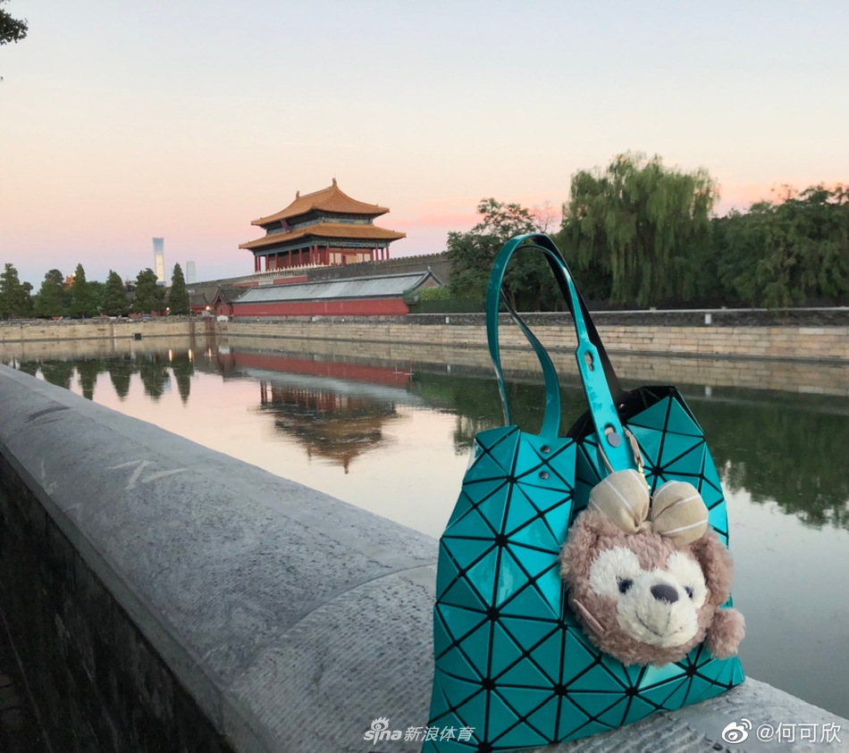 “高低杠公主”何可欣晒游玩照 小辫太可爱