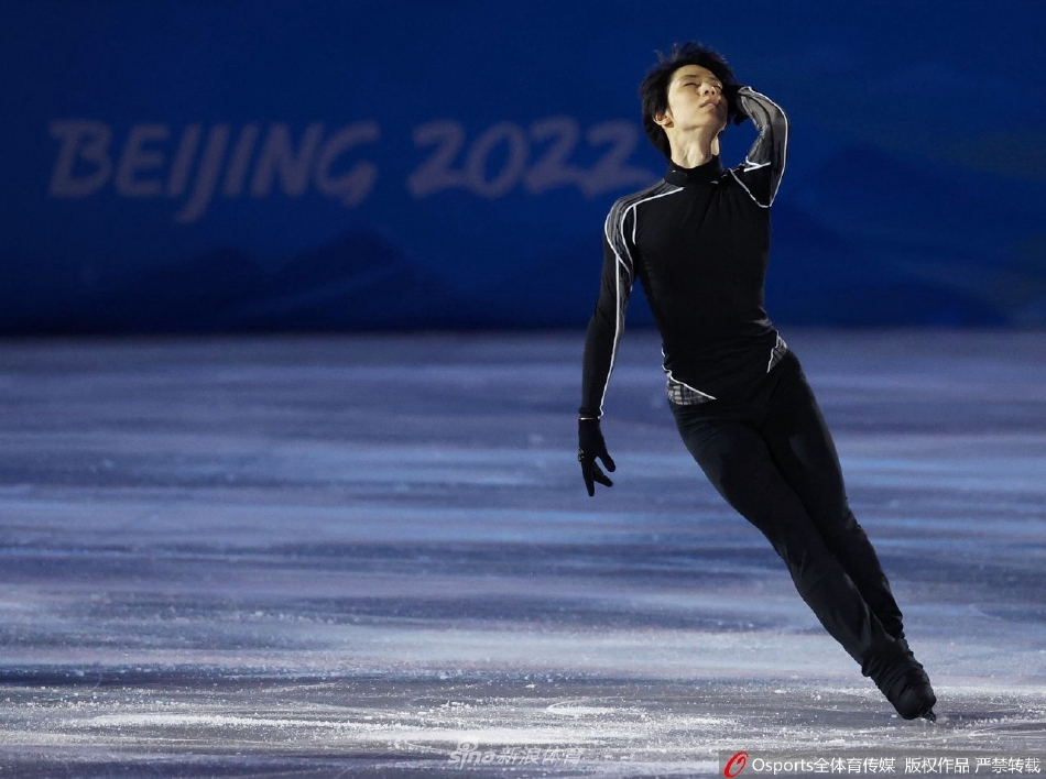 羽生结弦头戴冰墩墩帽子憨态可掬