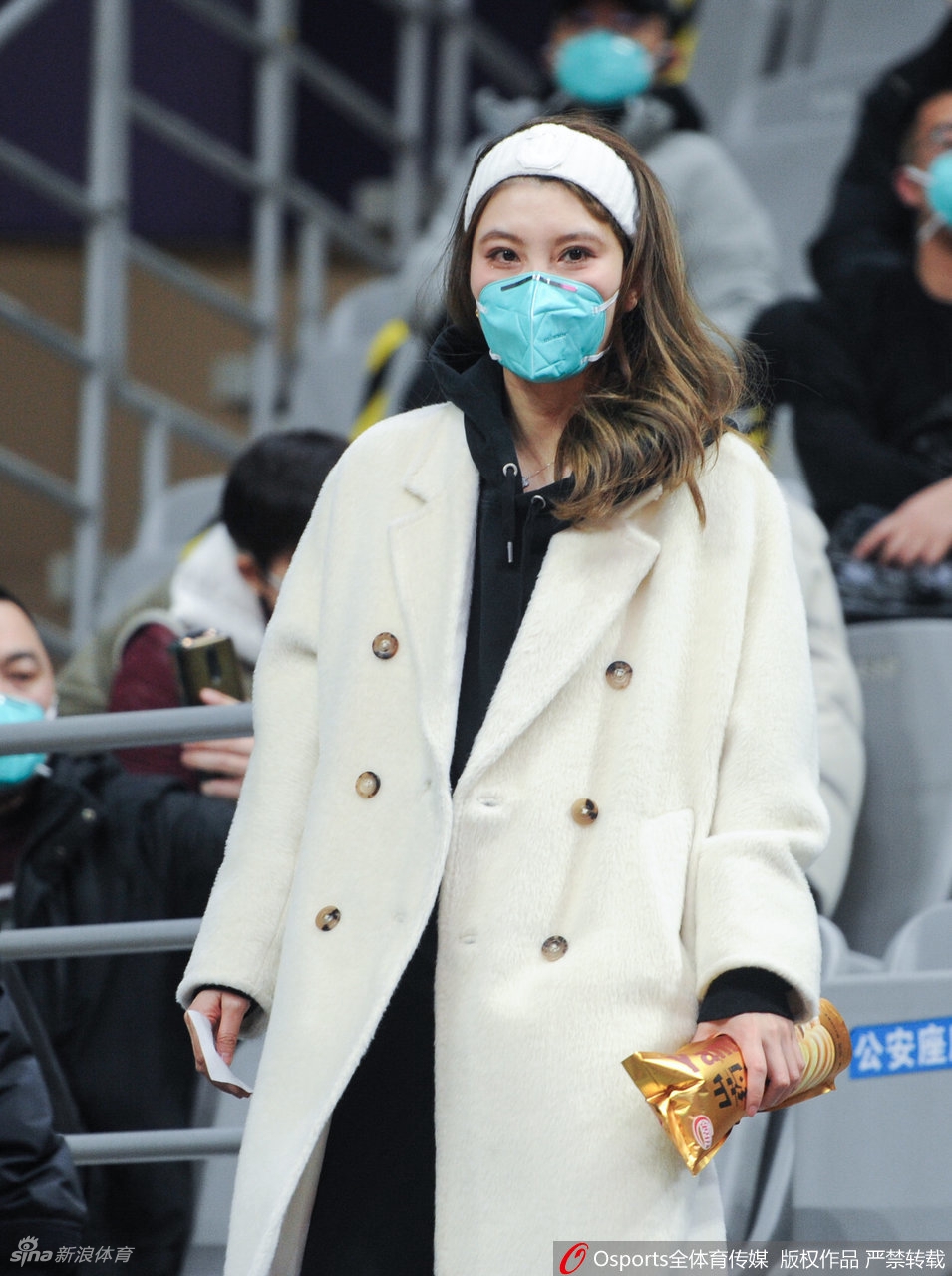 靓丽！女球迷看台助威CBA联赛第35轮