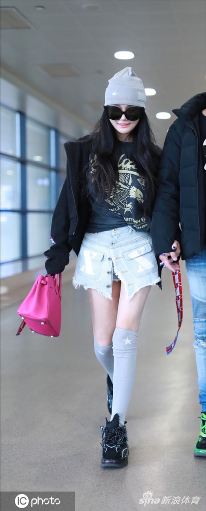 拳王美妻冉莹颖大冷天穿超短裙露美腿