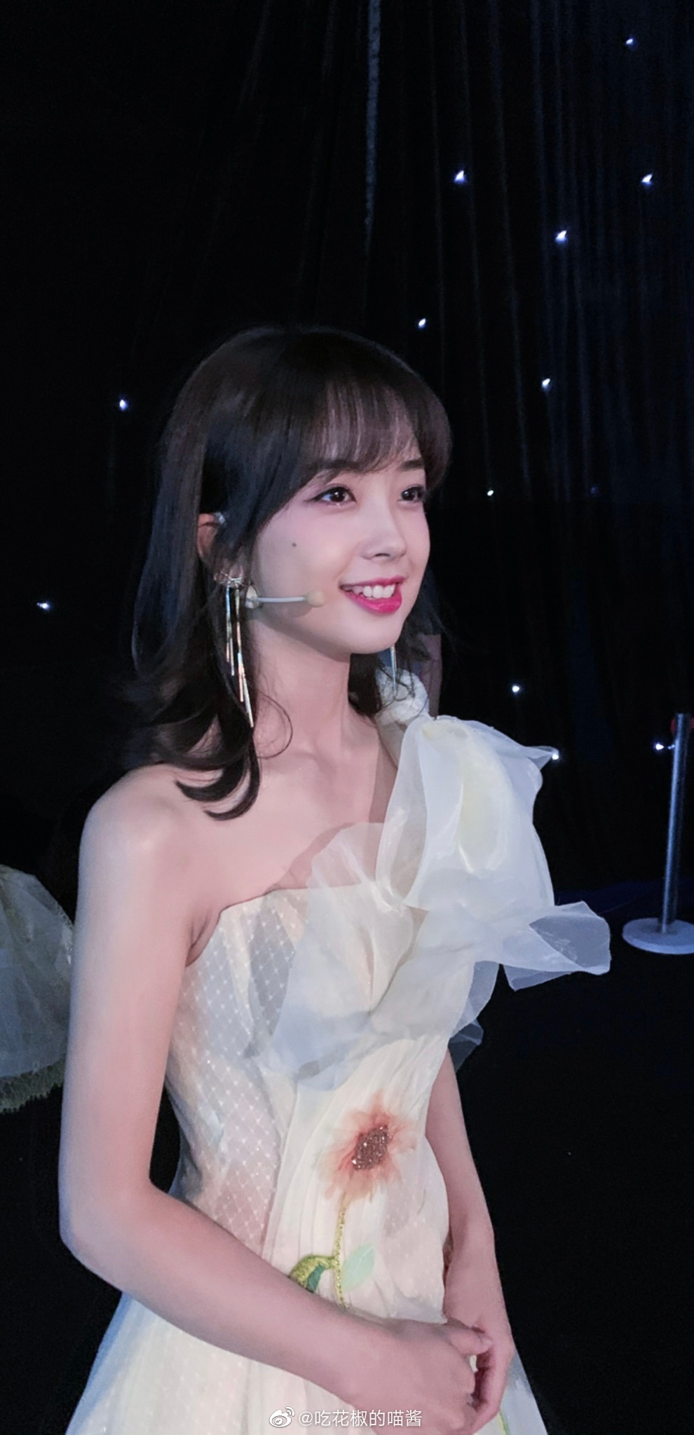 央视女主持王冰冰穿潜水服素颜出镜