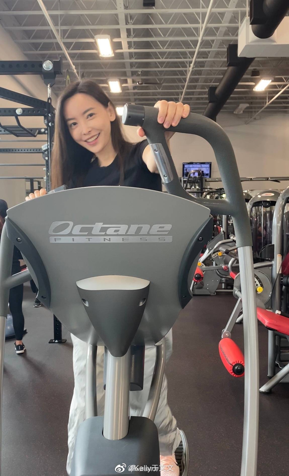 美女歌手于文文健身打卡:超开心