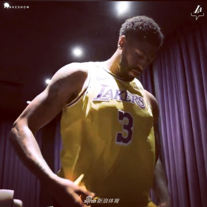 浓眉穿湖人3号拍摄球衣写真 詹姆斯一旁玩手机坐等