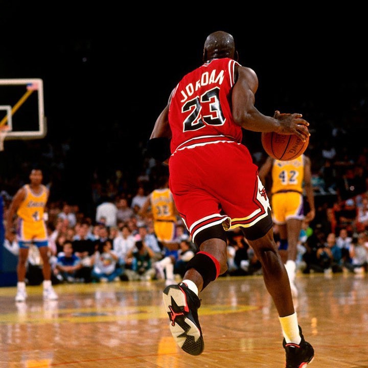 乔丹纪录片把詹姆斯看哭 艰难夺取第一个总冠军产生共鸣