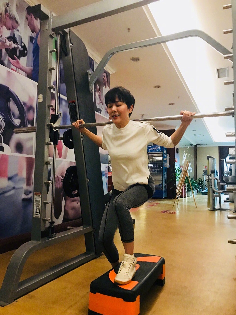 汪涵美妻杨乐乐健身房秀好身材