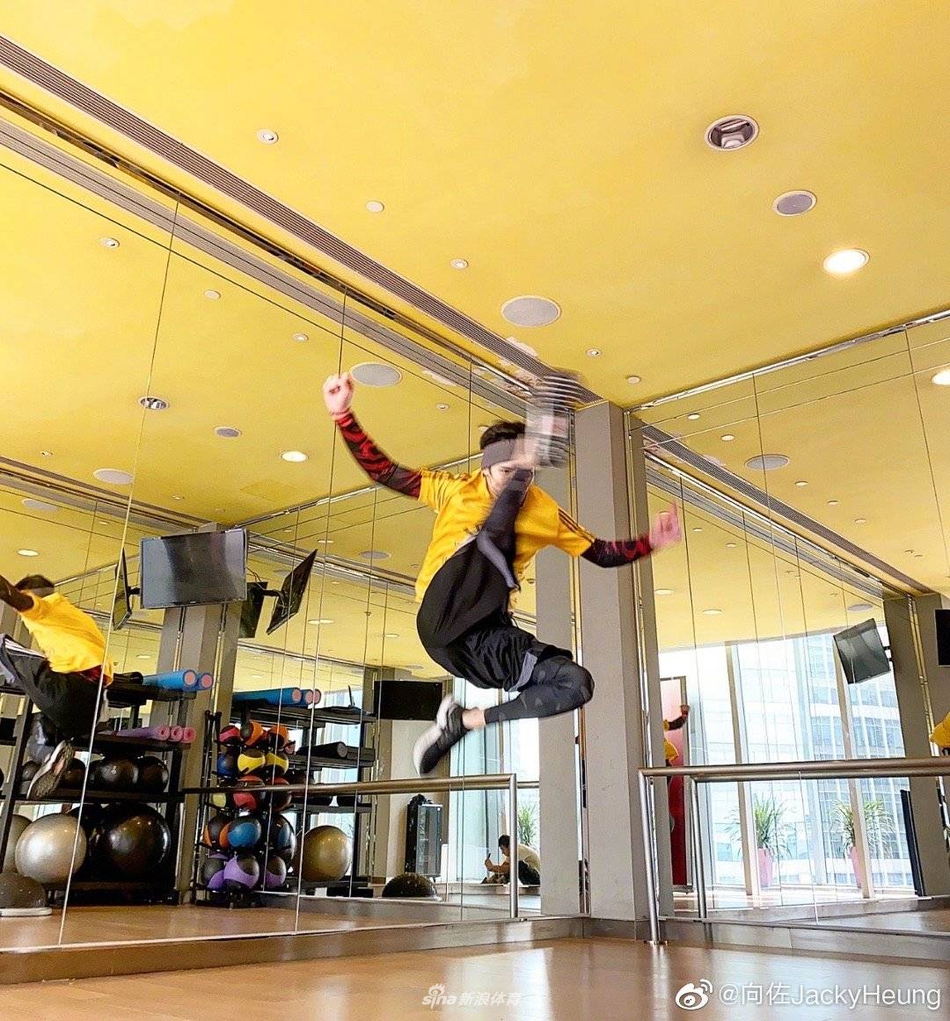 向佐柔韧度太惊人 劈叉回旋踢等高难度动作超帅气