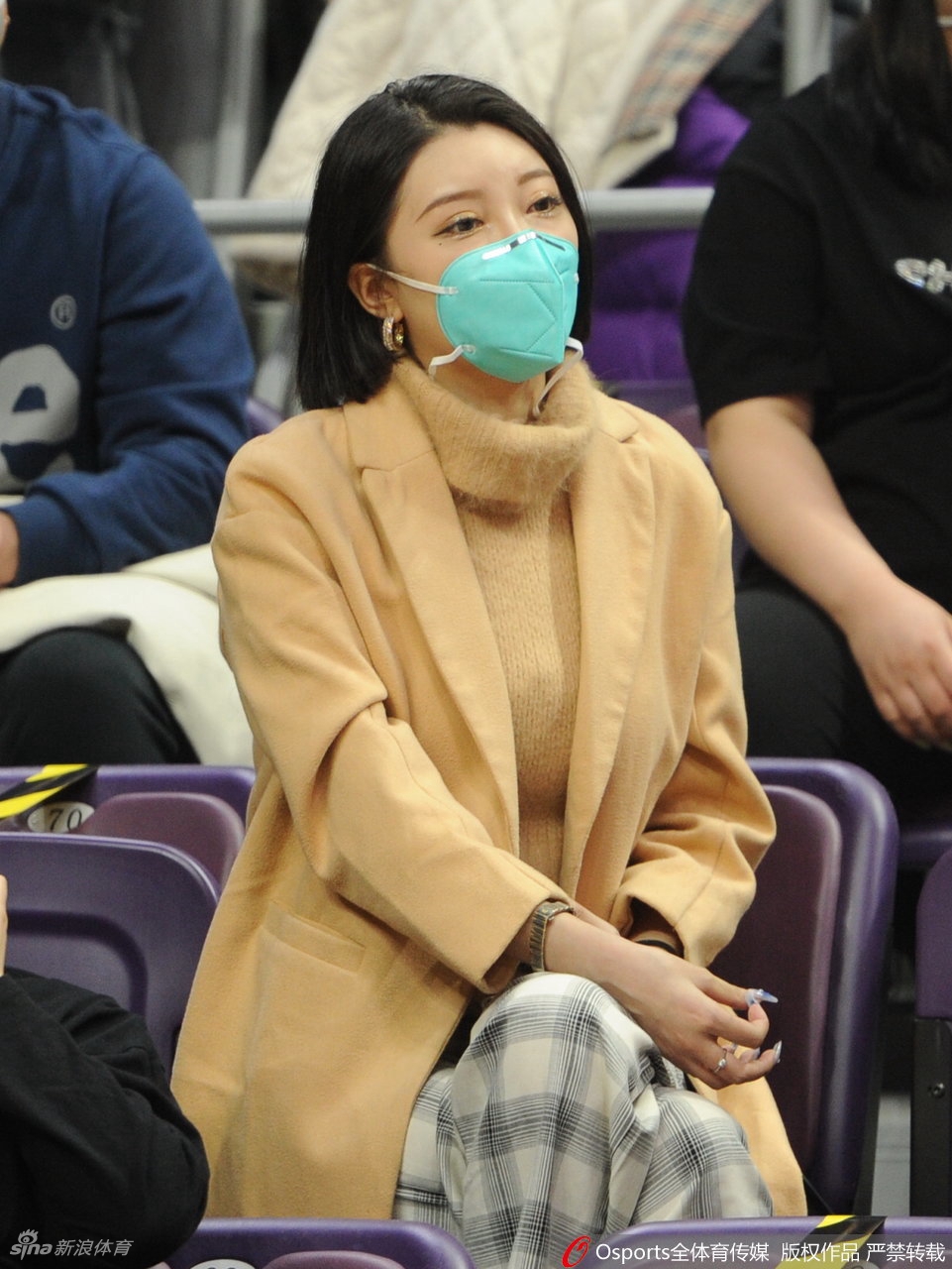 靓丽！女球迷看台助威CBA联赛第35轮