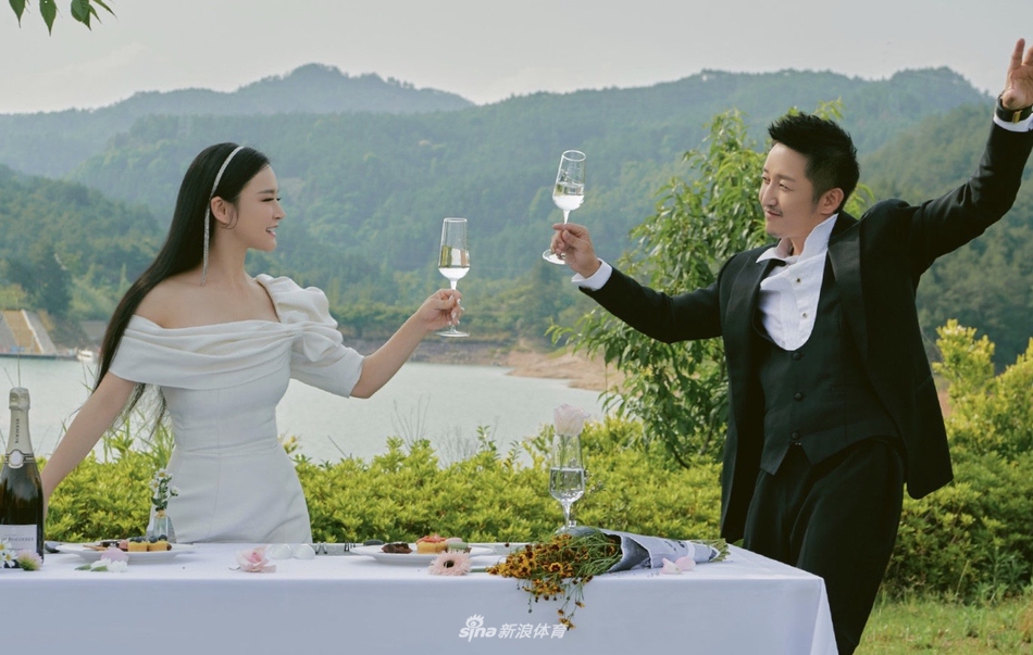 邹市明一家四口合照 与娇妻冉莹颖手拉手秀恩爱