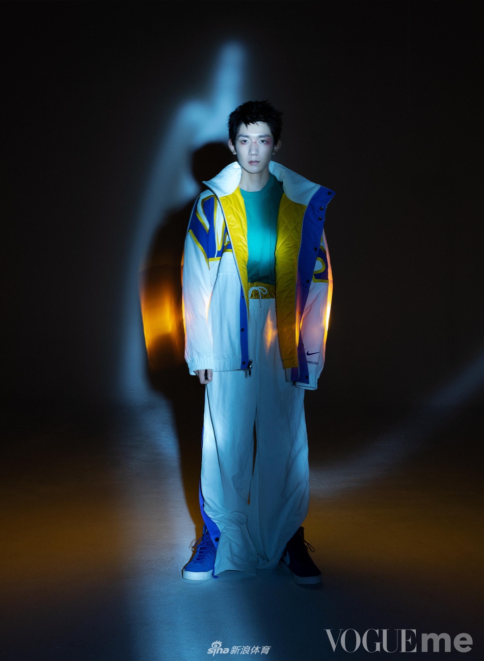 王源运动系时尚大片曝光 街头风造型阳光帅气活力足