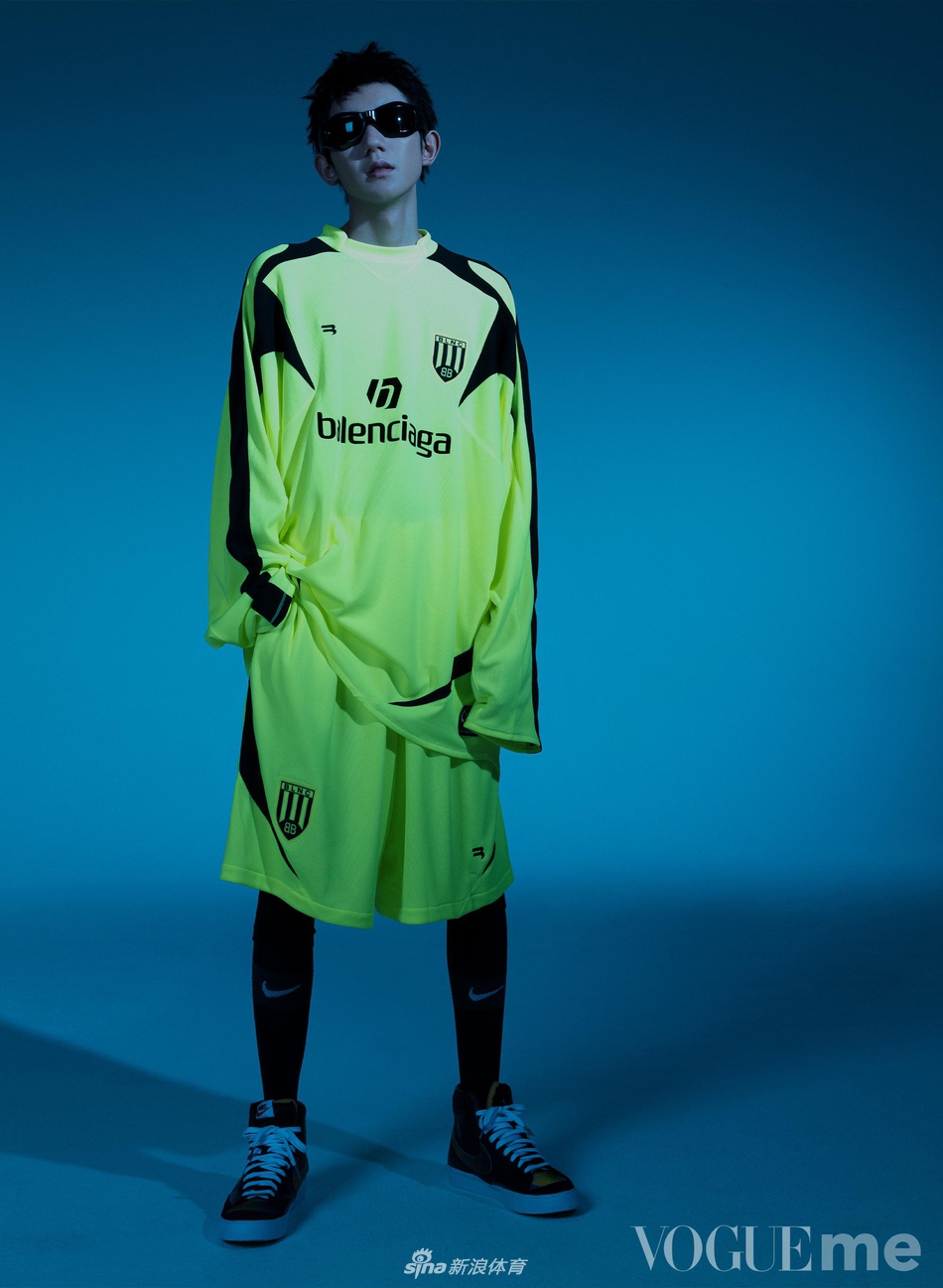 王源运动系时尚大片曝光 街头风造型阳光帅气活力足