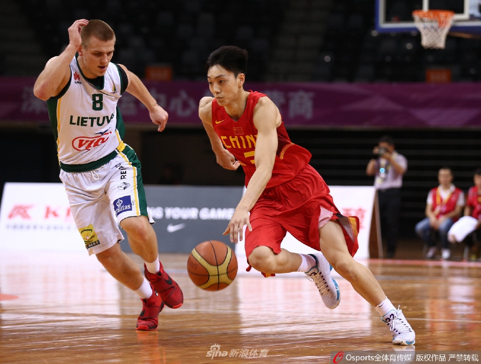 青春洋溢！国青男篮时期的胡明轩