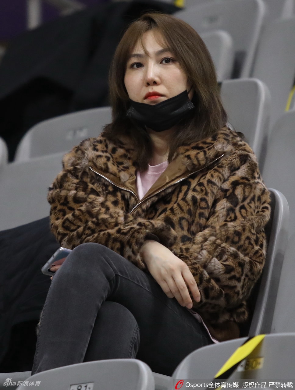 CBA第三阶段开启 女球迷现场助威