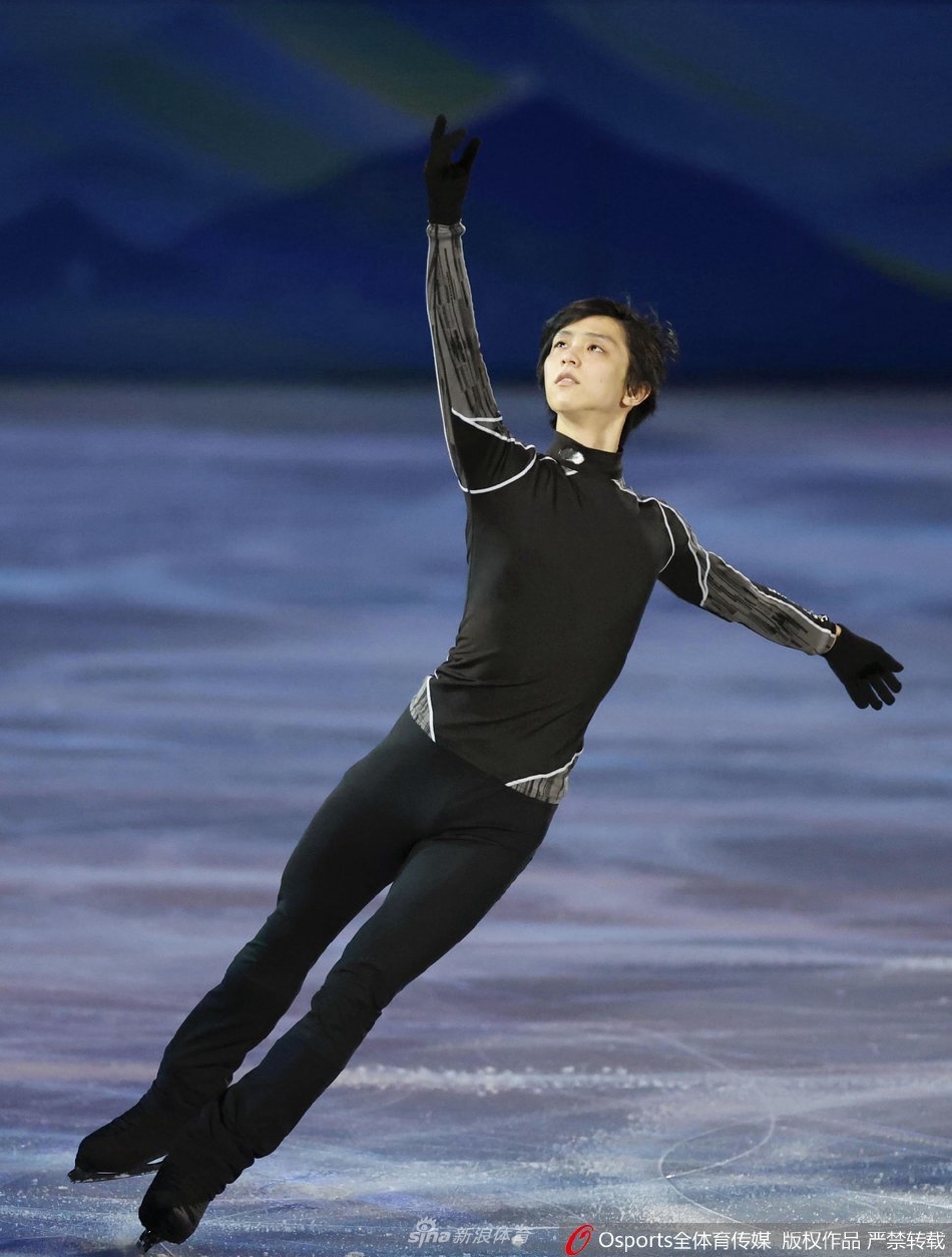 羽生结弦头戴冰墩墩帽子憨态可掬