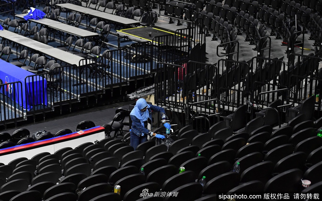 疫情袭击NBA！球员用消毒液洗手 球迷开始戴口罩