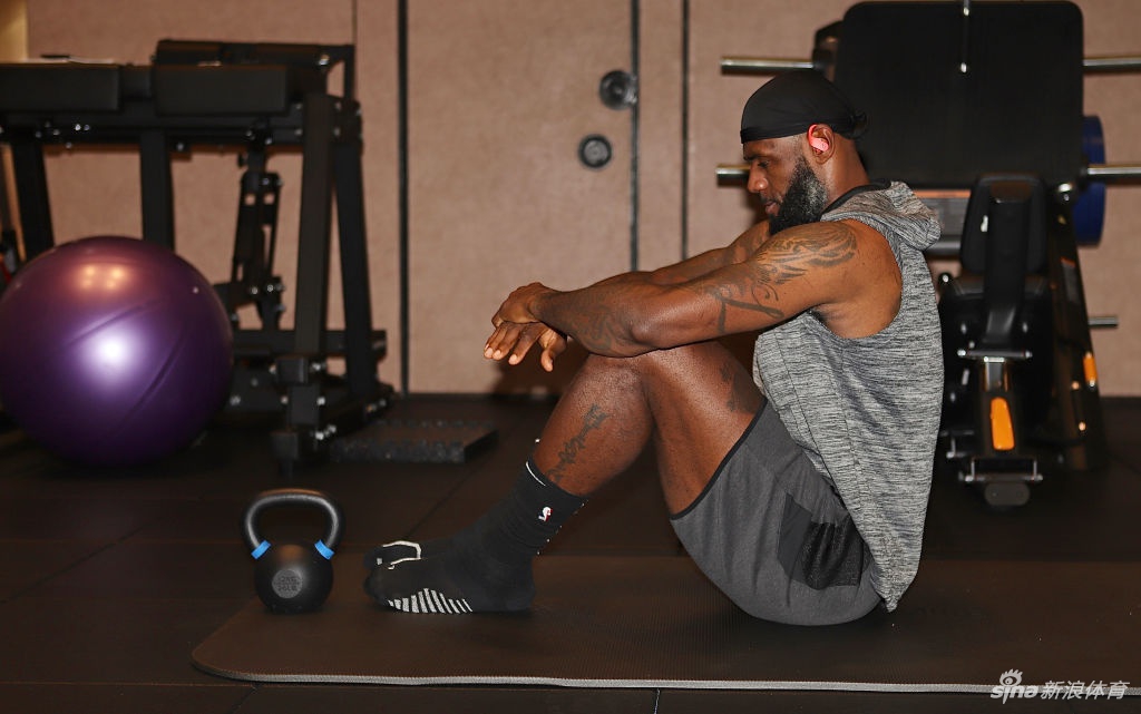 詹姆斯健身房狂练力量 詹皇这一身肌肉什么水平