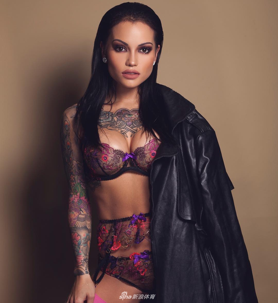 英超水晶宫前锋辣妻写真 大花臂+前凸后翘