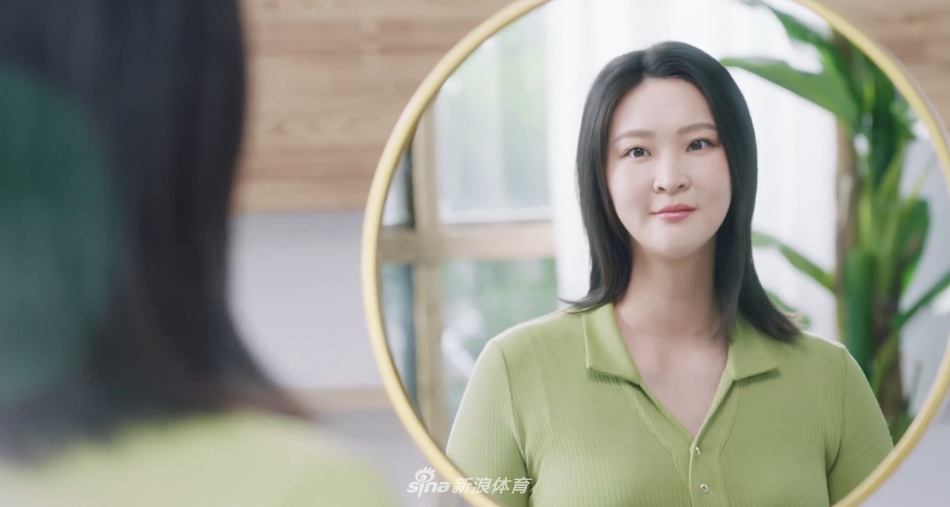 惠若琪手抚孕肚拍摄广告写真大片