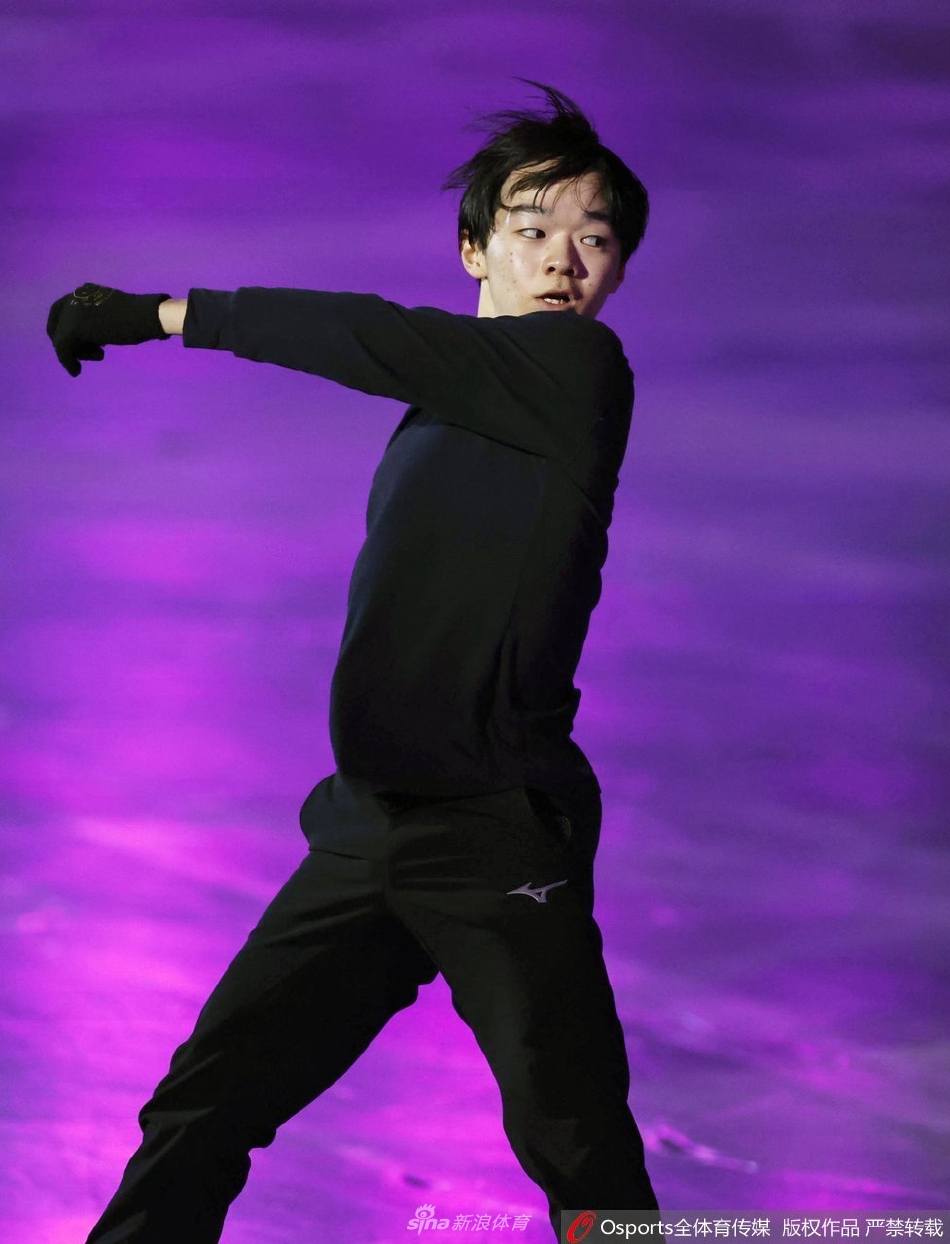 羽生结弦头戴冰墩墩帽子憨态可掬