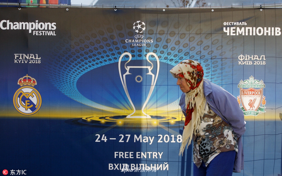 基辅静待欧冠决赛奖杯模型亮相广场