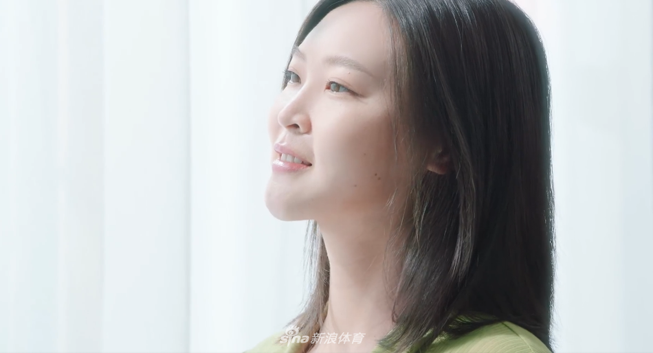 惠若琪手抚孕肚拍摄广告写真大片