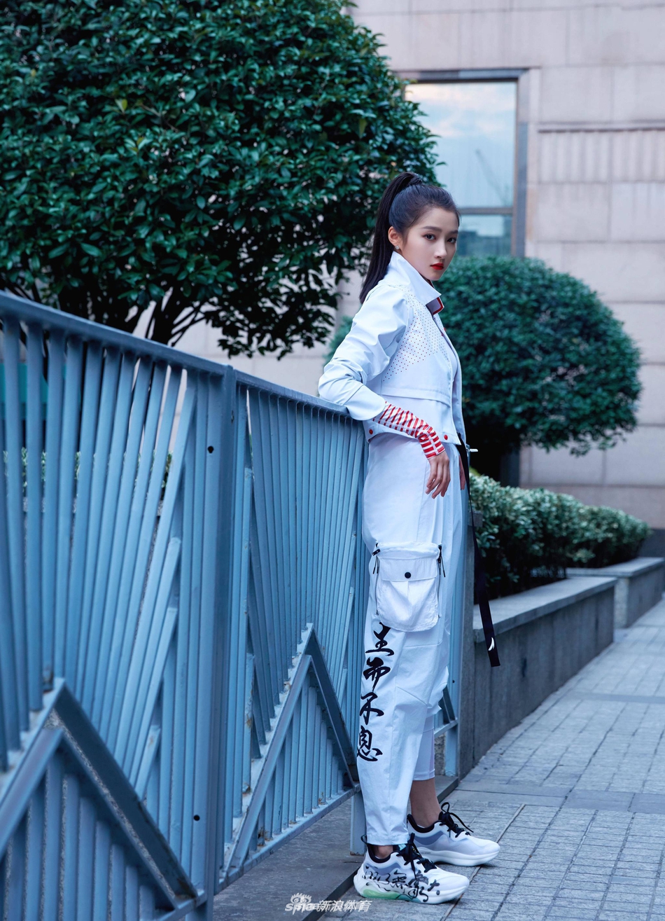 关晓彤晒健身照背部线条优越 生日愿望告别22岁的脂肪