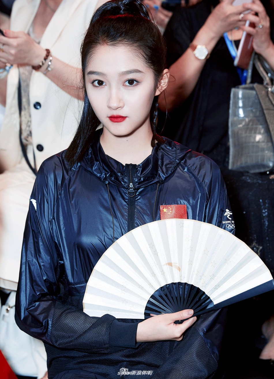 关晓彤晒健身照背部线条优越 生日愿望告别22岁的脂肪