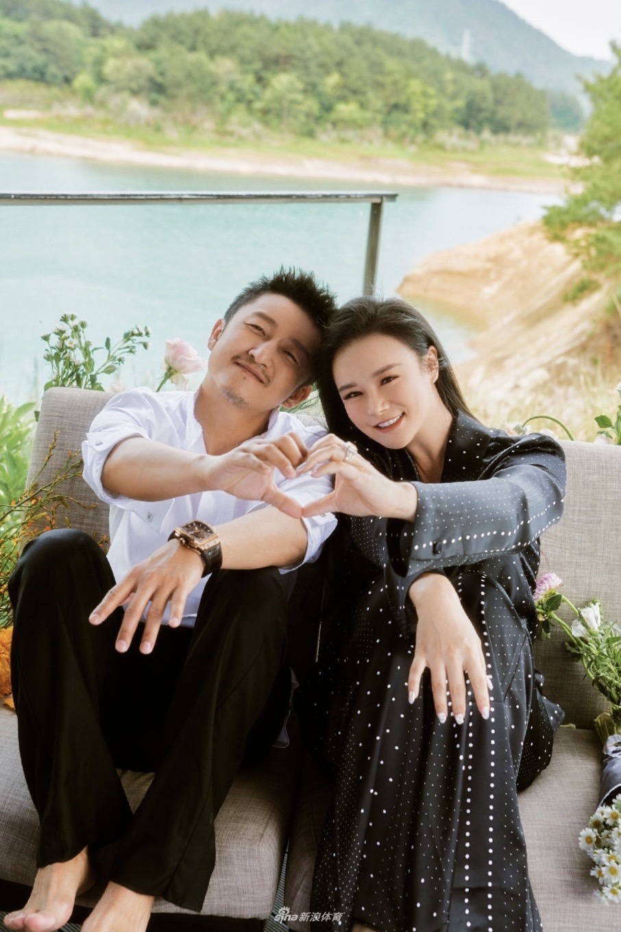 邹市明一家四口合照 与娇妻冉莹颖手拉手秀恩爱