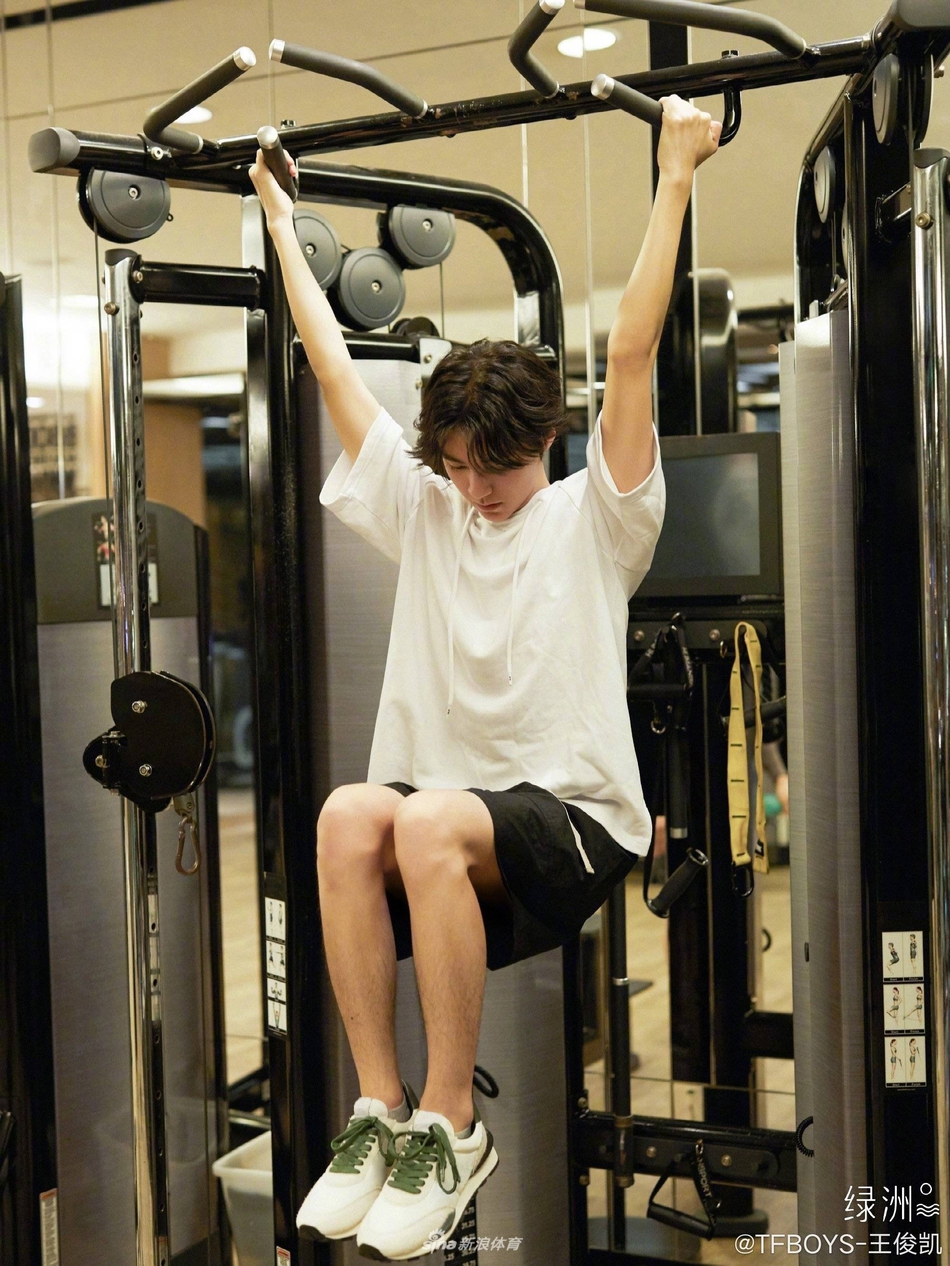 王俊凯绿洲晒健身照 小腿修长手臂肌肉紧实