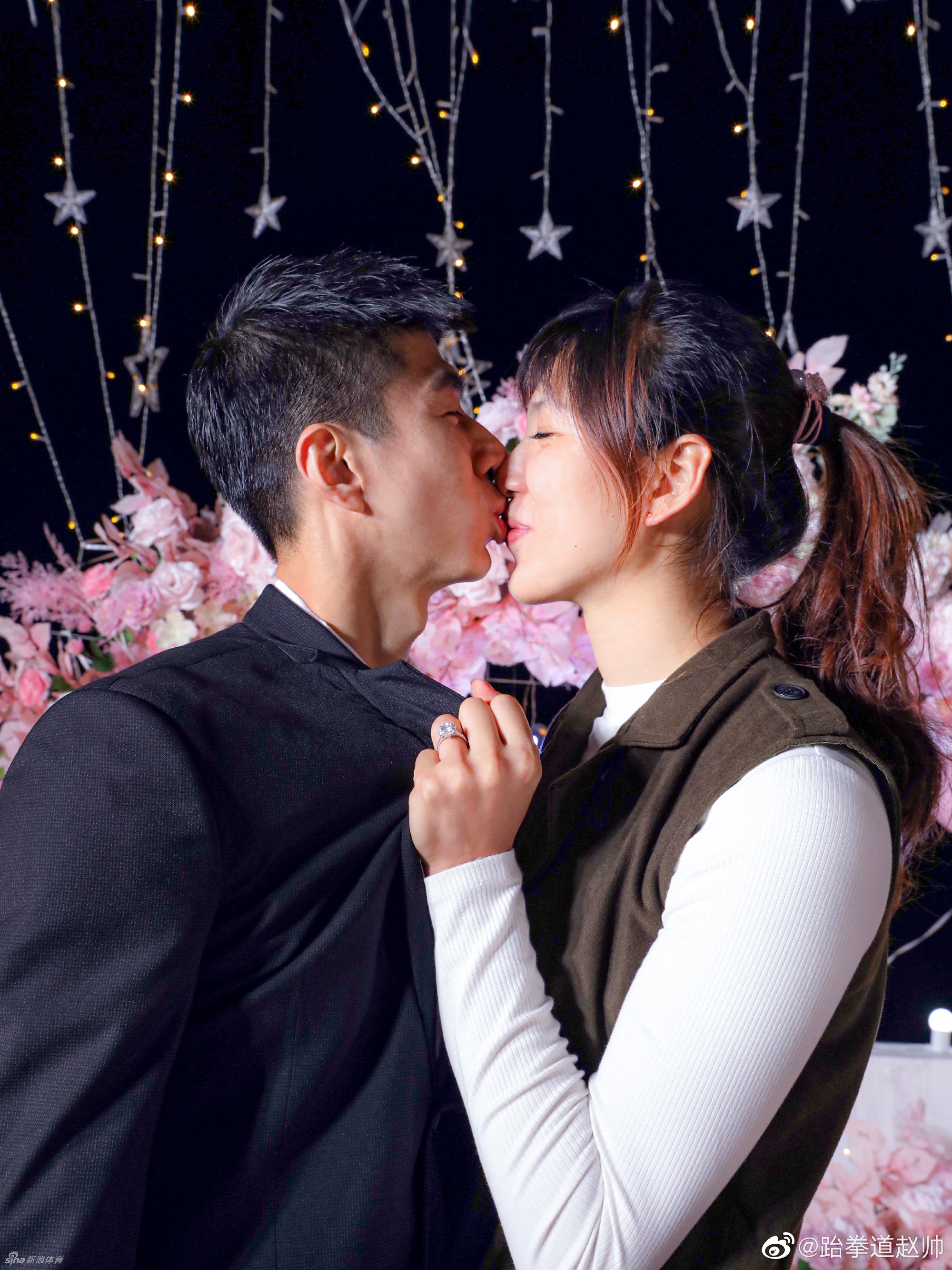 奥运冠军赵帅向队友郑姝音求婚成功