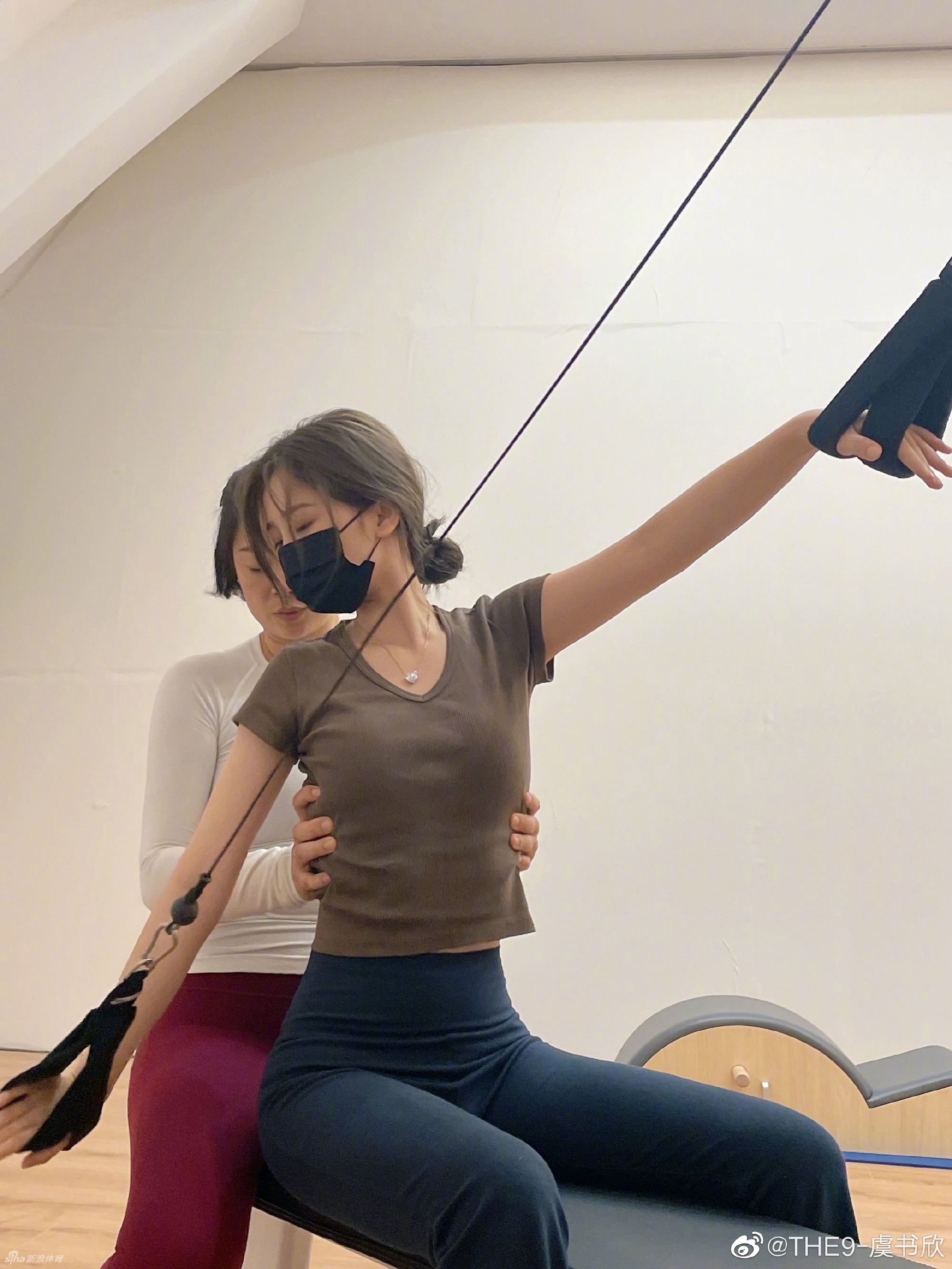 女星虞书欣练普拉提秀好身材