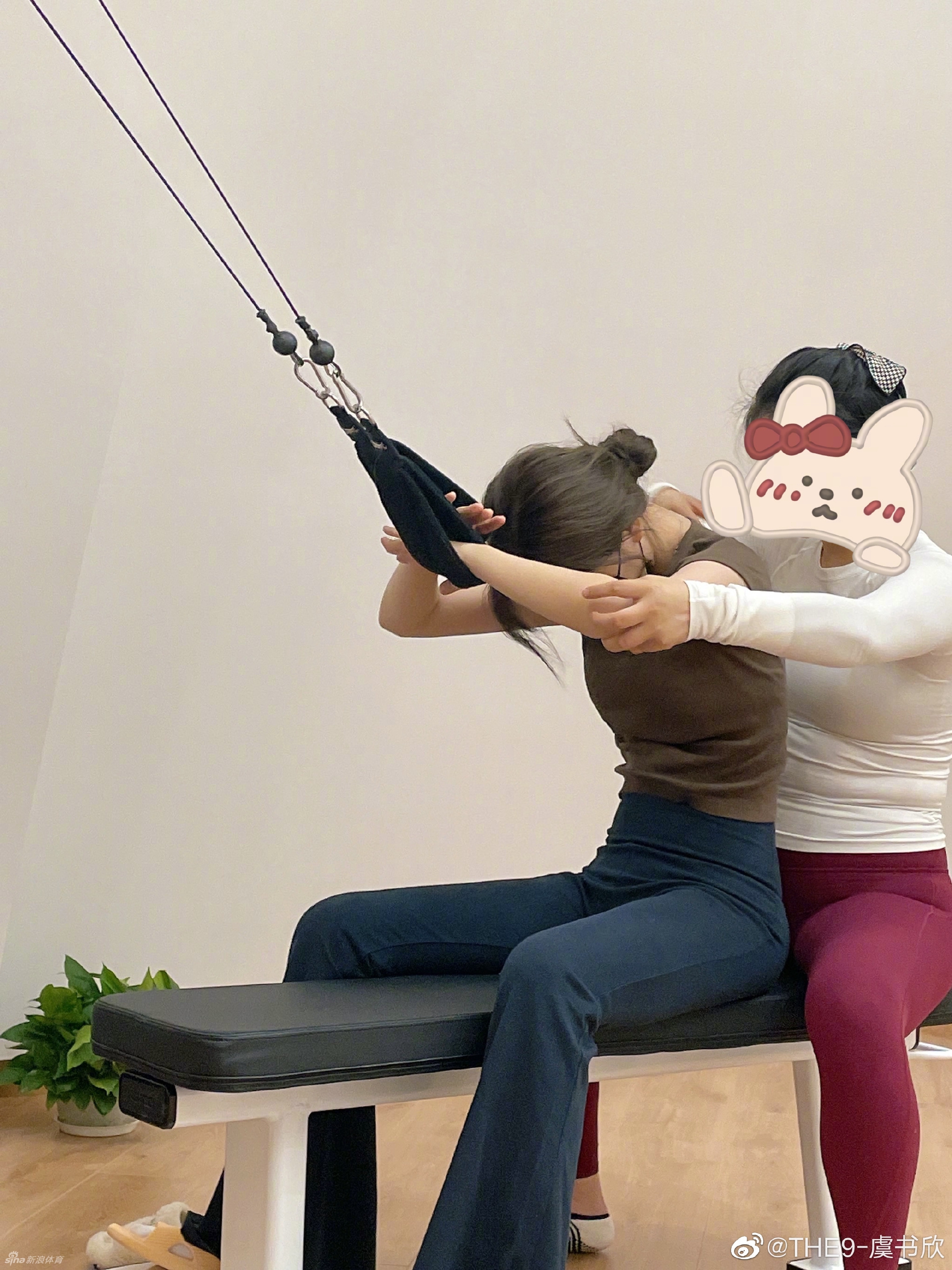 女星虞书欣练普拉提秀好身材