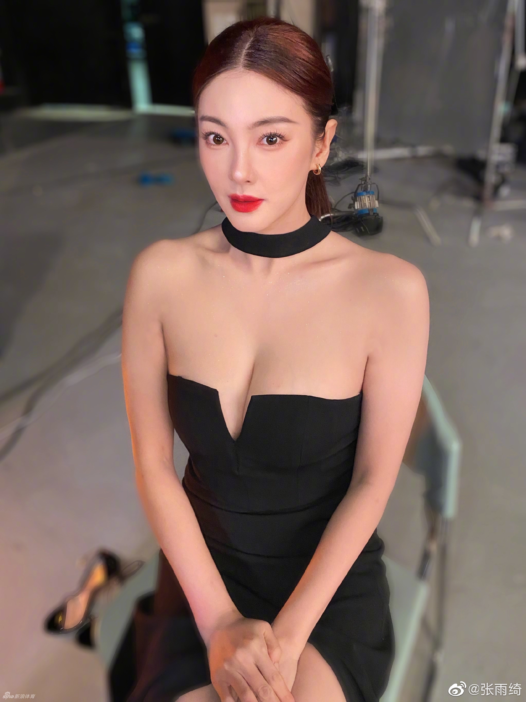 女星张雨绮微博晒健身照：被自己帅到