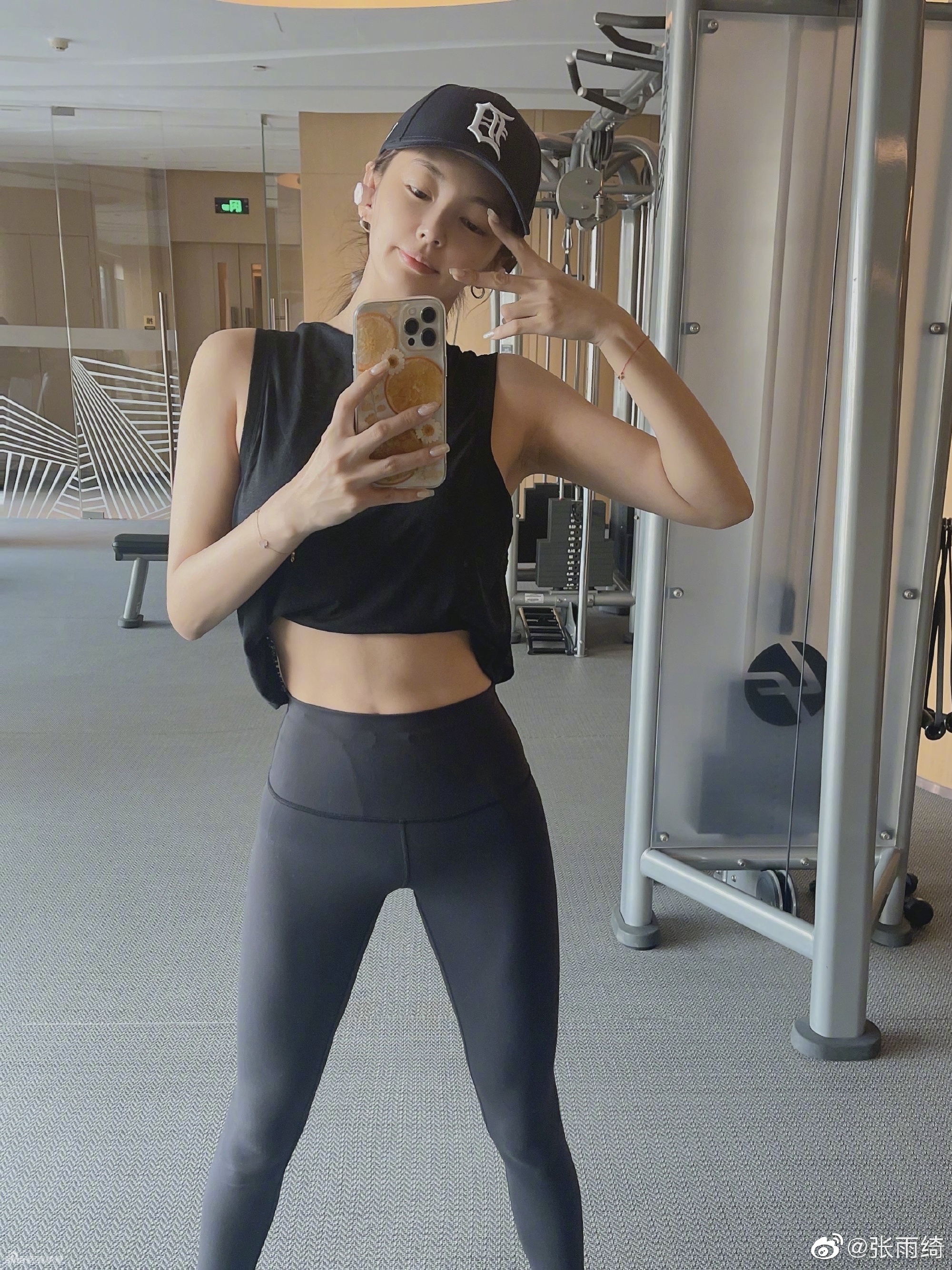 女星张雨绮微博晒健身照：被自己帅到