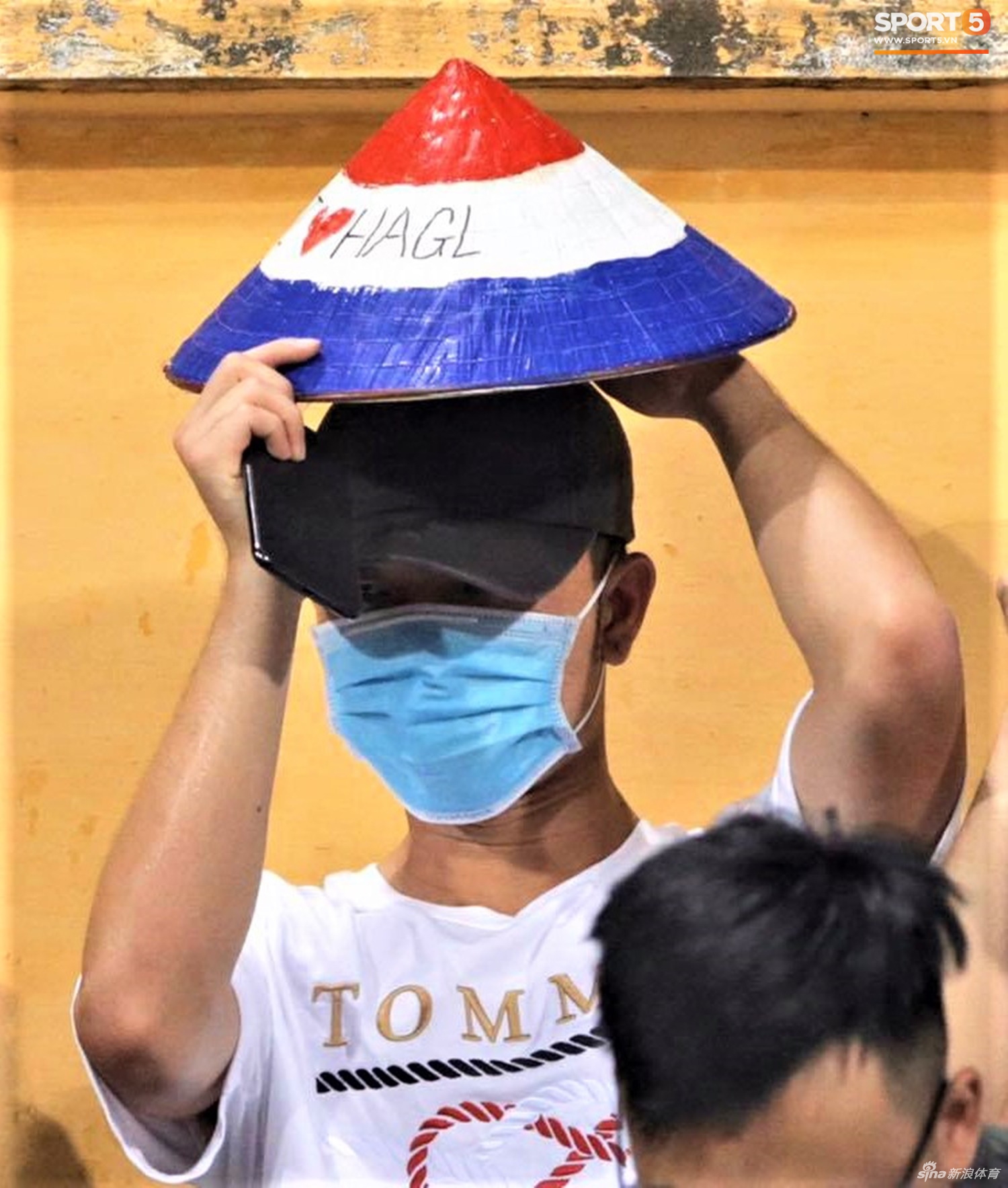 越南足球联赛重启允许球迷回归 戴口罩者寥寥无几