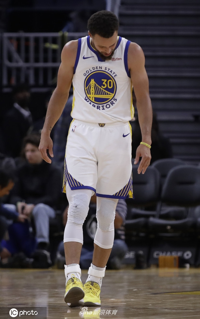 勇士再遭重创!库里摔倒左手骨折!