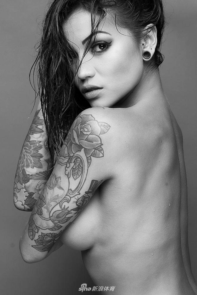 英超水晶宫前锋辣妻写真 大花臂+前凸后翘