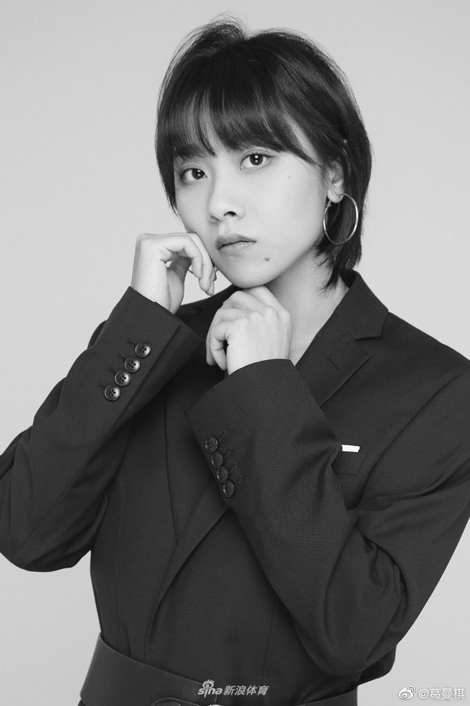 田径女神葛曼棋甜美写真曝光 黑白装扮各有千秋