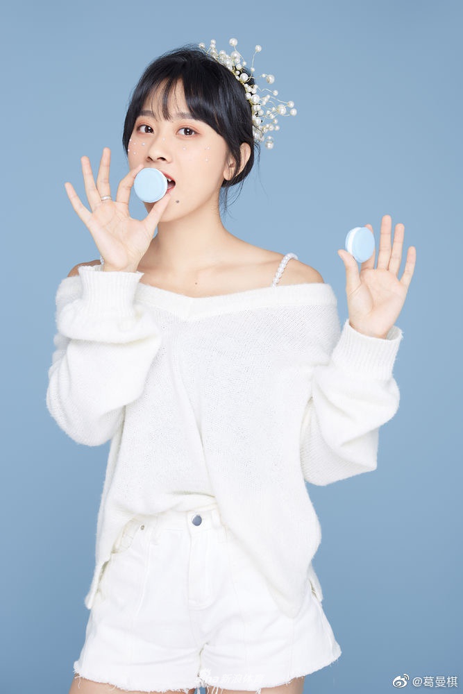 田径女神葛曼棋甜美写真曝光 黑白装扮各有千秋