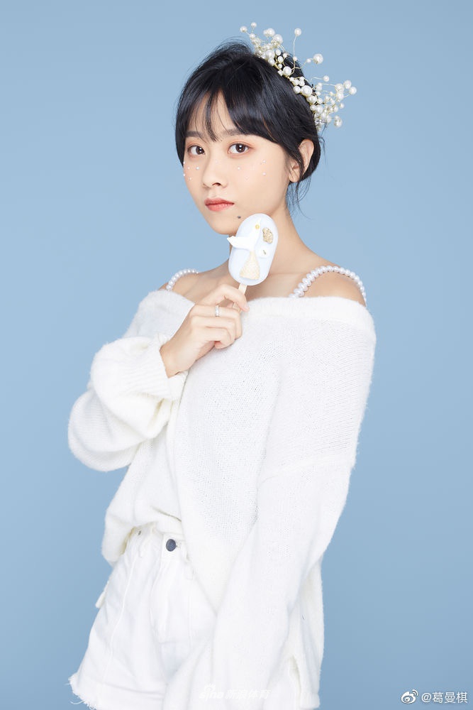 田径女神葛曼棋甜美写真曝光 黑白装扮各有千秋