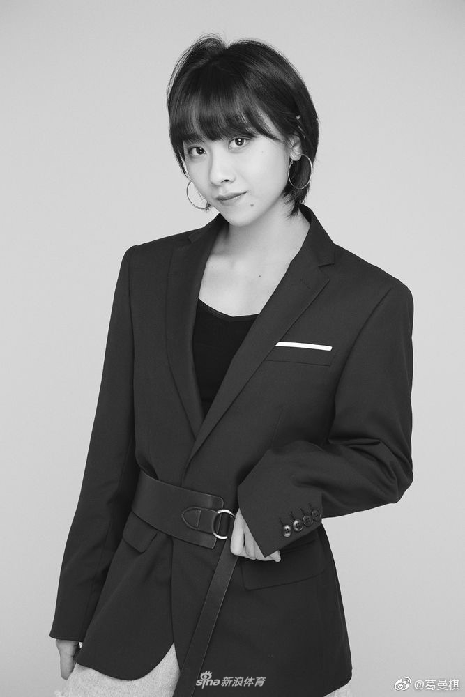 田径女神葛曼棋甜美写真曝光 黑白装扮各有千秋