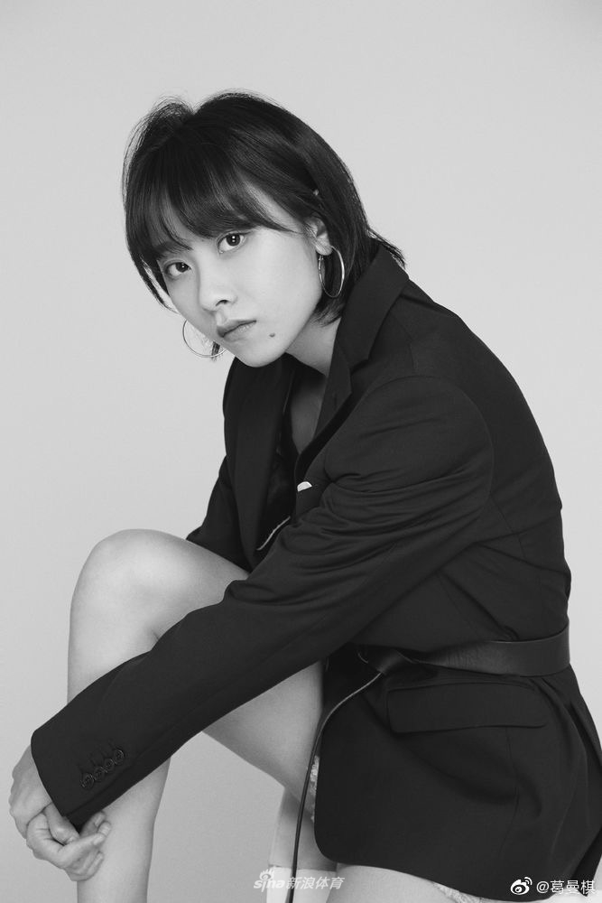 田径女神葛曼棋甜美写真曝光 黑白装扮各有千秋