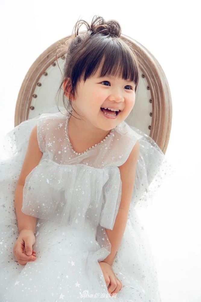 福原爱江宏杰携儿女拍大片 爱拉酱似公主小小杰表情高冷