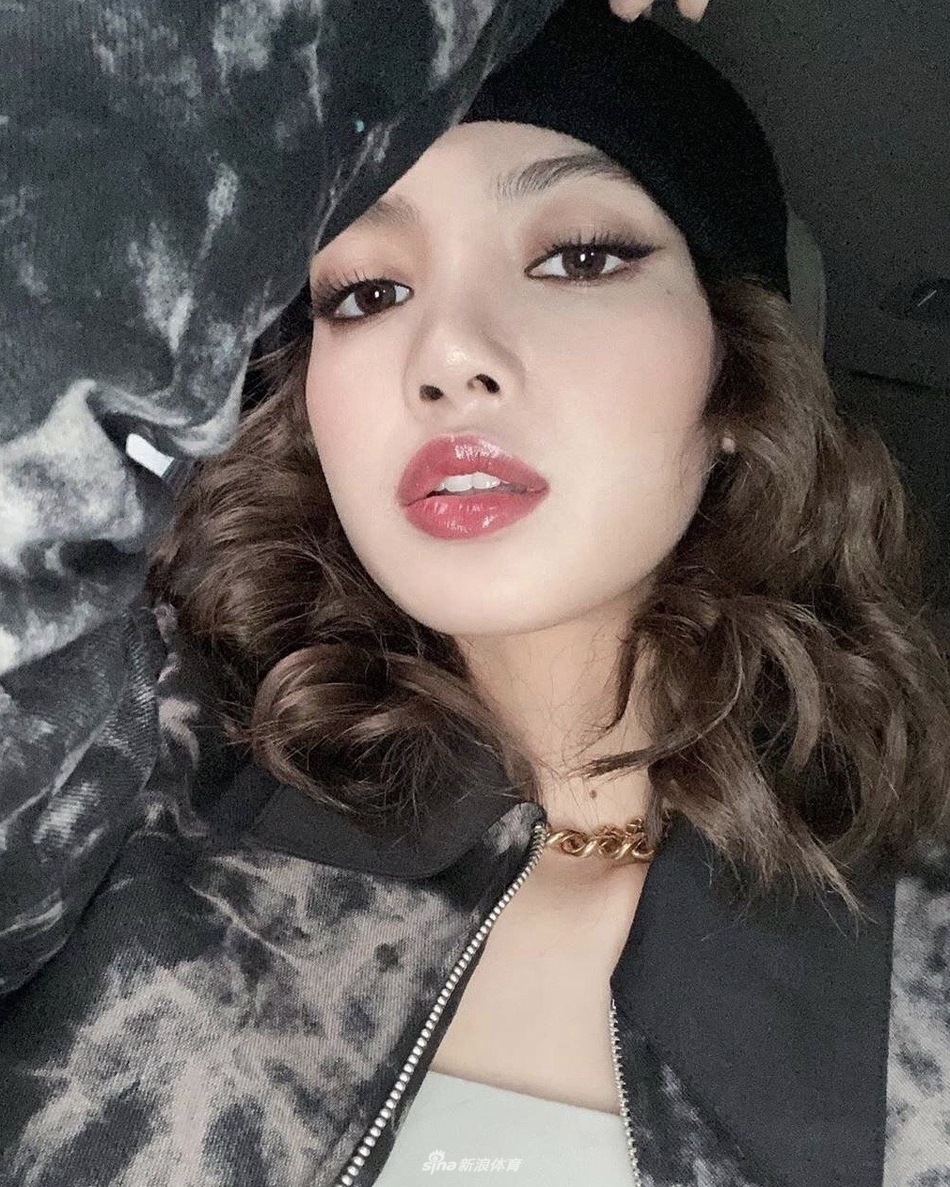 Lisa变身小“腰精” 大秀性感腹肌 一头红发眼神超A未来感十足