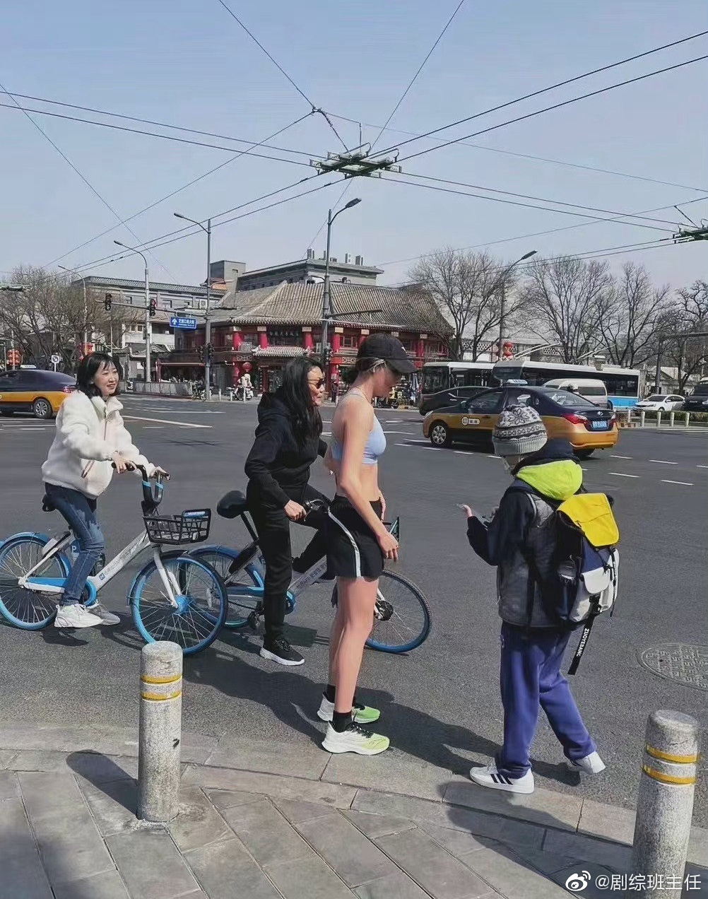 谷爱凌北京晨跑从鼓楼到三里屯 开心与粉丝合影