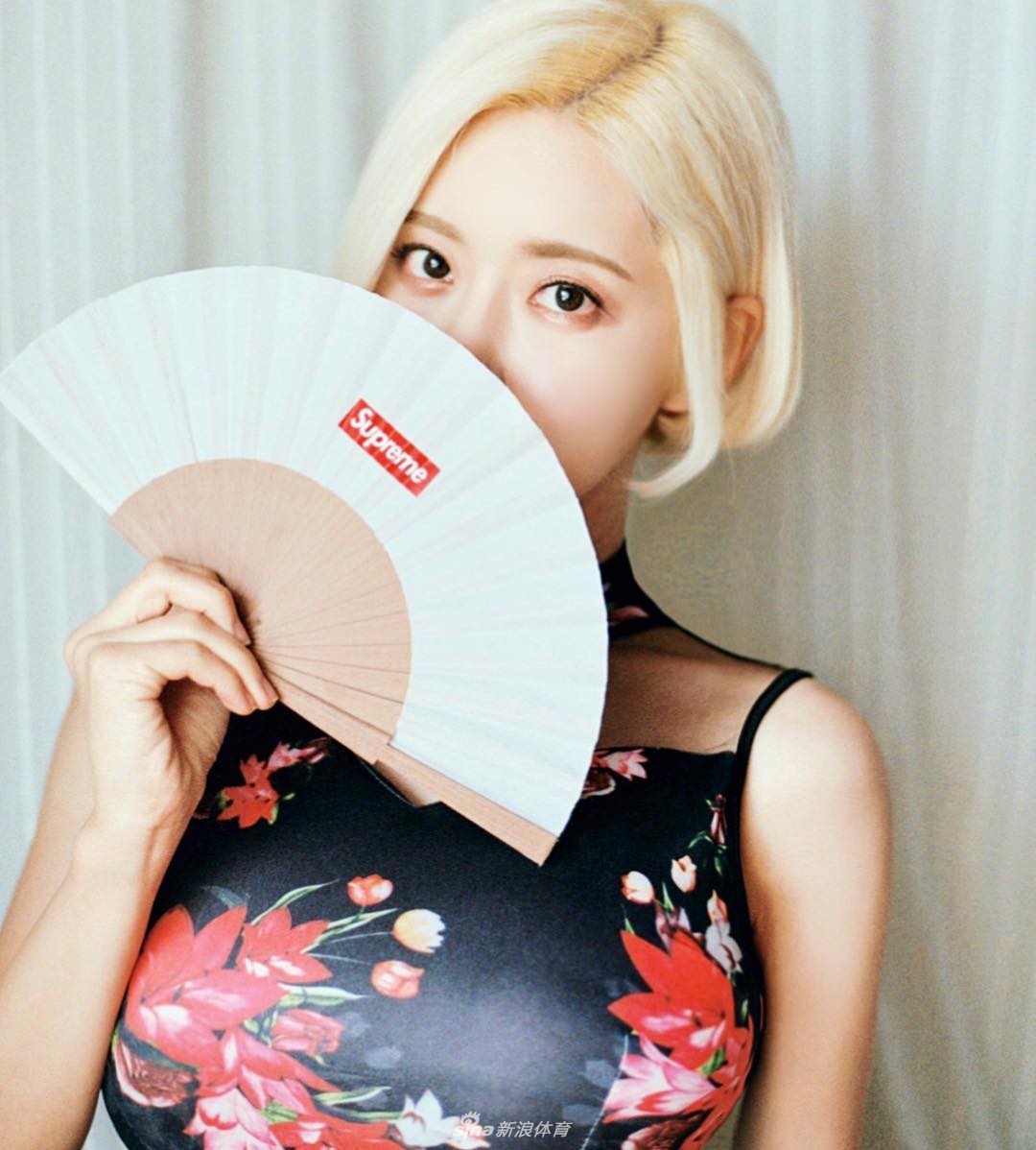 超红AJ女神送新春祝福 穿旗袍秀火辣娇躯