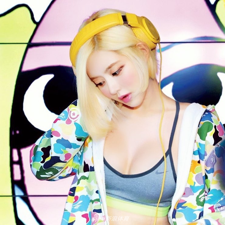 超红AJ女神送新春祝福 穿旗袍秀火辣娇躯